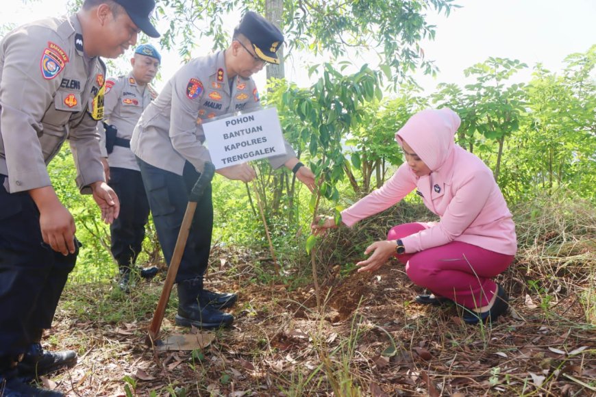 Polres Trenggalek Tanam Ratusan Pohon Beringin untuk Jaga Sumber Air